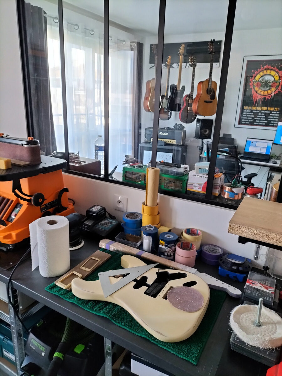 Guitares suspendues dans l'atelier