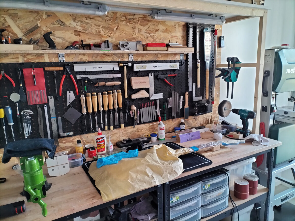 Mur d'outils de lutherie dans l'atelier